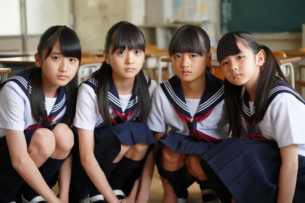 あの、なんで教室にいるんですか？おじさん、部外者ですよね？