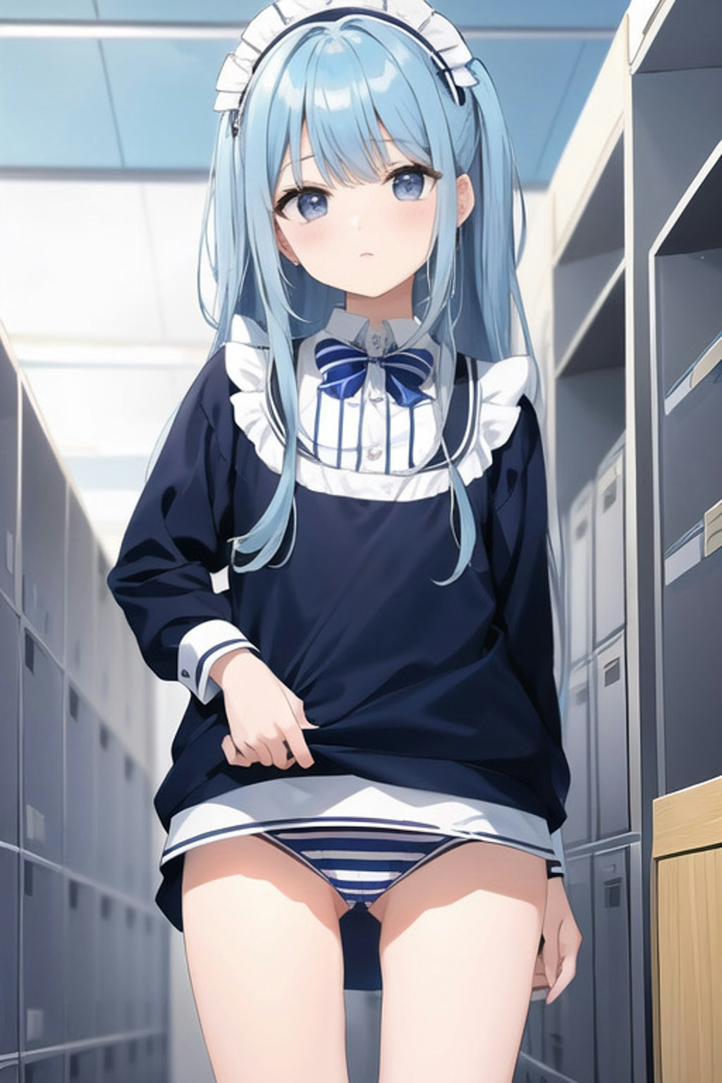 スカートをめくるメイドの女の子