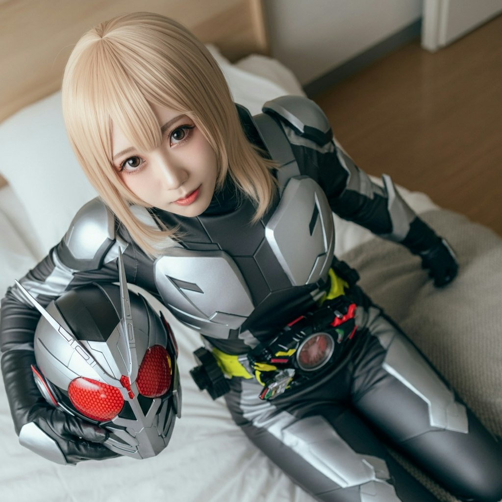 女性仮面ライダーonベッド