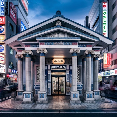 東京の町のギリシャの神殿の形のコンビニ