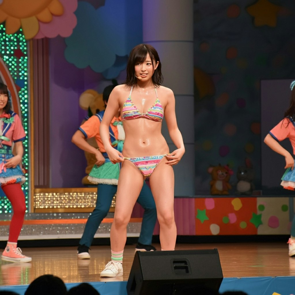 子供向けステージで何かの手違いで子供サイズ衣装を着せられてるうたのおねえさん