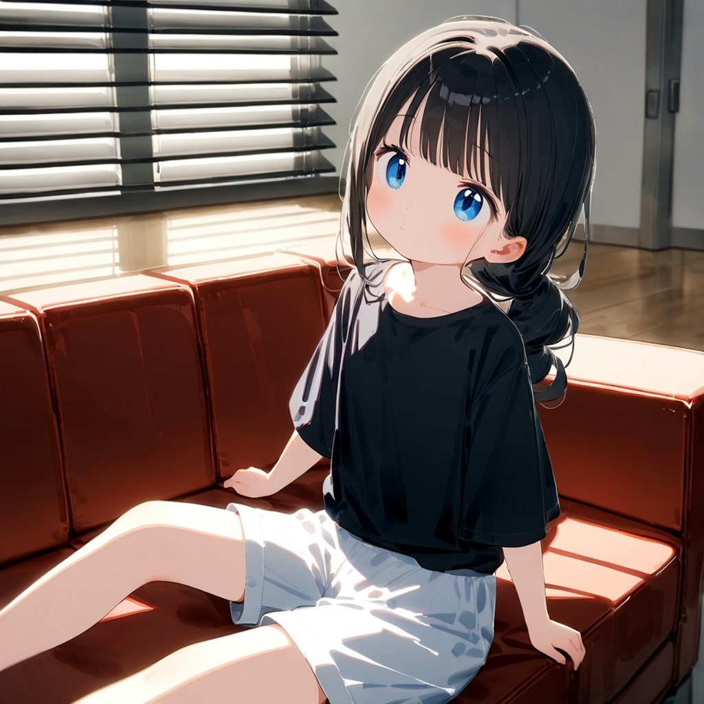 ソファーでくつろぐ小さな女の子