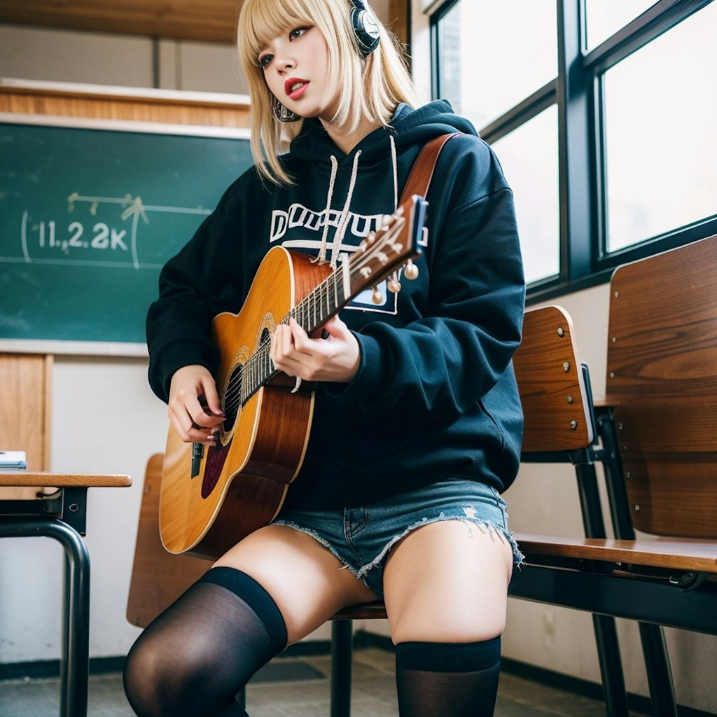 ギターを弾くパーカー女子