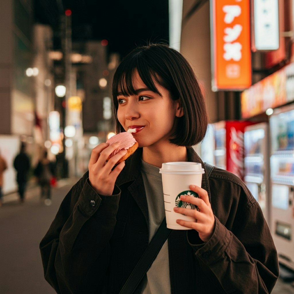 スタバの見ながらドーナツとかパンを食べる女性