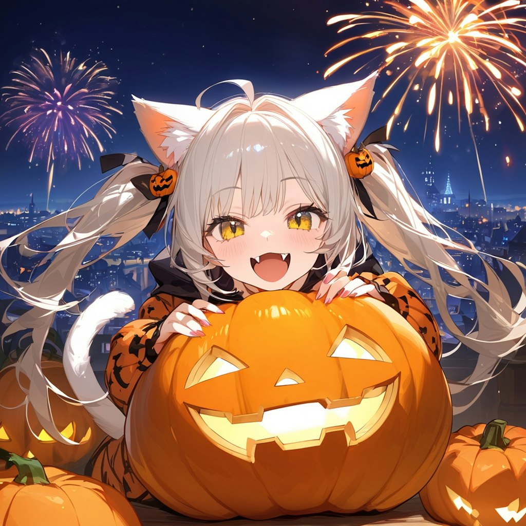 ハロウィンの日にカボチャにじゃれつく子ねこ