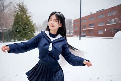 p097 3/3 雪が降る街中で楽しそうに踊る女の子